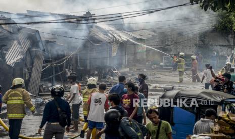 Petugas pemadam kebakaran saat memadamkan api yang membakar kios di Pasar Cempaka Putih, Jakarta, Kamis (24/9). Sebanyak 20 unit mobil pemadam kebakaran dikerahkan untuk memadamkan api yang membakar pasar dan hingga kini belum diketahui penyebab peristiwa tersebut. Republia/Putra M. Akbar