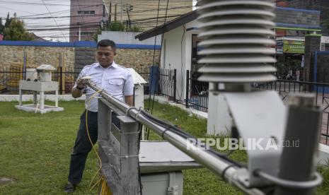 Petugas memeriksa alat Automatic Weather Station (AWS) di halaman Kantor BMKG Bandung (Ilustrasi)