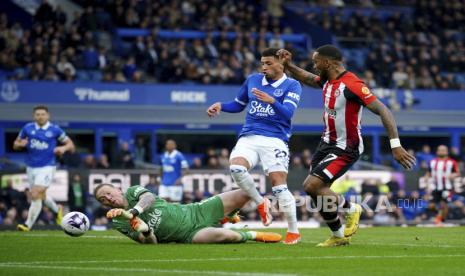 Kiper Everton, Jordan Pickford (kiri) dalam laga Liga Primer Inggris melawan Brentford.