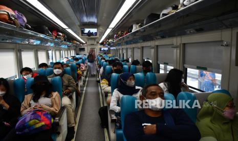 Sejumlah penumpang berada di dalam Kereta Api (KA) Sancaka relasi Surabaya Gubeng-Yogyakarta saat transit di Stasiun KA Madiun, Jawa Timur. PT Kereta Api Indonesia (Persero) Daop 7 Madiun memprediksi volume penumpang KA selama angkutan libur Natal 2022 di sejumlah stasiun wilayahnya akan naik signifikan dibandingkan dengan periode yang sama pada tahun sebelumnya.