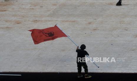 Seorang anak menghadiri acara Konser Salam M3tal (Menang Total) di Stadion Utama Gelora Bung Karno, Jakarta, Sabtu (3/2/2024). Acara Konser Salam M3tal dihadiri Ganjar-Mahfud dan sejumlah ketua partai politik pengusung. Pada acara itu, Ganjar menyampaikan pidato politik di hadapan ribuan pendukungnya dan mengajak untuk memenangkan pasangan nomor urut 3.