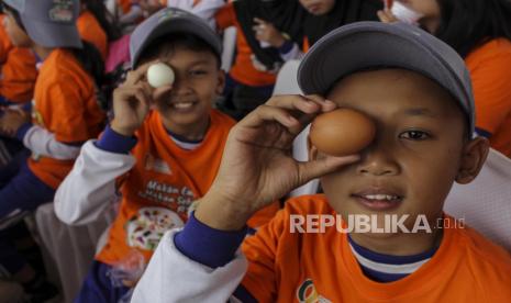 Sejumlah siswa mengikuti kegiatan gerakan makan telur dan minum susu di Kota Sukabumi, Jawa Barat, Sabtu (25/11/2023). Ragam protein hewani penting untuk cegah stunting.