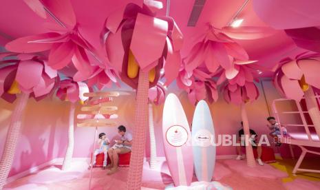  Pengunjung menikmati es krim di Museum of Ice Cream di Singapura, 03 September 2021. Museum of Ice Cream yang berbasis di New York membuka gerai luar negeri pertamanya di Singapura pada 19 Agustus 2021 di tengah protokol pandemi virus corona yang ketat. 