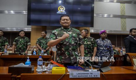 Kepala Staf TNI Angkatan Laut (KSAL) Laksamana Yudo Margono tiba untuk mengikuti uji kelayakan dan kepatutan calon Panglima TNI di Kompleks Parlemen, Senayan, Jakarta, Jumat (2/12/2022). KSAL Yudo Margono menjadi calon tunggal panglima TNI menggantikan Jenderal Andika Perkasa yang akan memasuki masa pensiun pada 21 Desember 2022. Pada kesempatan tersebut, Yudo memaparkan empat program prioritas mewujudkan visi TNI yang patriot. Republika/Putra M. Akbar