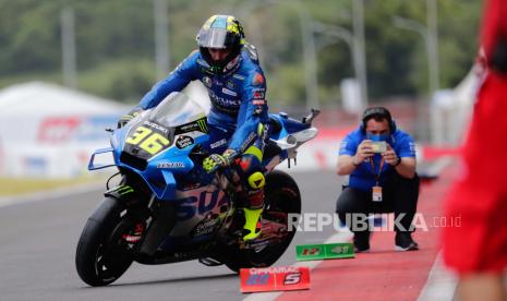  Pembalap MotoGP Spanyol Joan Mir dari Suzuki Ecstar beraksi selama sesi latihan bebas pertama di Grand Prix Sepeda Motor Indonesia di sirkuit jalan Internasional Pertamina Mandalika di Lombok, Indonesia, 18 Maret 2022