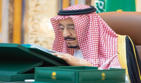 Arab Saudi Upayakan Keamanan di Seluruh Dunia. Foto: Foto selebaran yang disediakan oleh Pengadilan Kerajaan Saudi menunjukkan Raja Saudi Salman bin Abdulaziz Al Saud memimpin rapat virtual dari kantor pusatnya di Rumah Sakit Spesialis Faisal di Riyadh, Arab Saudi, 22 Juli 2020. Menurut laporan berita resmi, Raja Salman, 84 , menjalani tes medis atas peradangan kandung empedu. 