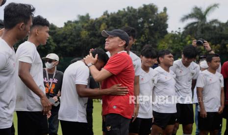 Ketua Umum PSSI Mochamad Iriawan menyalami Pesepakbola Timnas U-20 usai sesi latihan di Lapangan A Senayan, Jakarta, Rabu (15/2/2023). Timnas U-20 menjalani pemusatan latihan jelang kejuaraan Piala Asia U-20 2023.