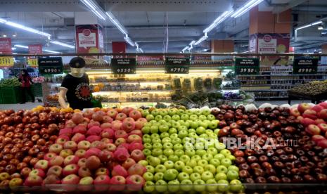 Konsumen berbelanja di sebuah pusat perbelanjaan di Jakarta, Kamis (3/9). Gabungan Pengusaha Makanan dan Minuman Indonesia (Gapmmi) menyatakan tren pertumbuhan industri makanan dan minuman (mamin) terus naik. 