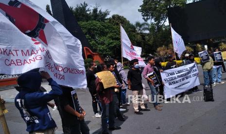 Aksi unjuk rasa di depan kampus Universitas Negeri Yogyakarta (UNY) menuntut perbaikan sistem uang kuliah tunggal (UKT). Pengamat menyindir birokasi pengajuan keringanan UKT seperti benang kusut.