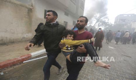 Warga Palestina mengevakuasi korban serangan Israel di Rafah, Jalur Gaza, Kamis, 14 November 2023.