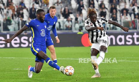 Pemain Juventus Moise Kean (kiri) dan pemain Chelsea Antonio Rudiger berebut bola pada pertandingan sepak bola grup H Liga Champions UEFA Juventus FC vs Chelsea FC di Allianz Stadium di Turin, Italia, Kamis (30/9) dini hari WIB. 