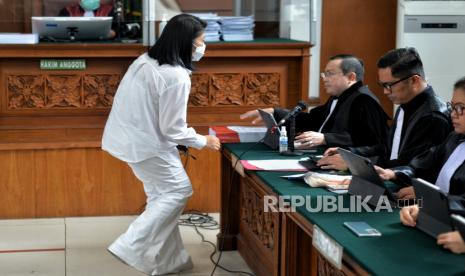 Terdakwa Putri Candrawathi saat menjalani sidang tuntutan di Pengadilan Negeri Jakarta Selatan, Jakarta, Rabu (18/1/2023). Jaksa penuntut umum (JPU) menuntut  terdakwa Putri Candrawathi penjara delapan tahun karena dinilai terbukti secara sah dan meyakinkan bersalah melakukan pembunuhan berencana terhadap Brigadir Nofriansyah Yosua Hutabarat atau Brigadir J.