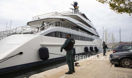 Penjaga Sipil berdiri di dekat kapal pesiar bernama Tango di Palma de Mallorca, Spanyol, Senin 4 April 2022. Agen federal AS dan Penjaga Sipil Spanyol sedang mencari kapal pesiar milik oligarki Rusia. Amerika Serikat dan sekutunya kembali meningkatkan sanksi terhadap Rusia, Rabu, 6 April, setelah bukti bahwa pasukan Rusia membunuh warga sipil Ukraina di sebuah kota dekat Kyiv.