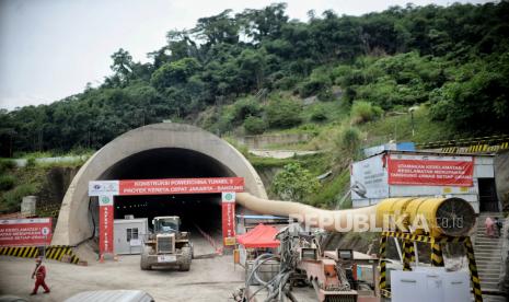 Pekerja beraktvitas di area proyek Kereta Cepat Jakarta-Bandung (KCJB) Tunnel 2 di Desa Bunder, Jatiluhur, Kabupaten Purwakarta, Jawa Barat.