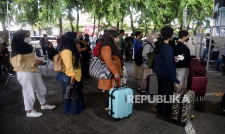 Sejumlah penumpang kereta api mengantri untuk melakukan swab antigen di Stasiun Gambir, Jakarta, Kamis (25/11). Pemerintah telah resmi menerbitkan aturan Pemberlakuan Pembatasan Kegiatan Masyarakat (PPKM) Level 3 saat Natal dan tahun baru mendatang. Dalam aturan tersebut Aparatur Sipil Negara (ASN), pegawai Badan Usaha Milik Negara (BUMN), karyawan swasta serta personel Tentara Nasional Indonesia (TNI) dan Polri dilarang mengambil cuti pada periode 24 Desember hingga 2 Januari 2022. 