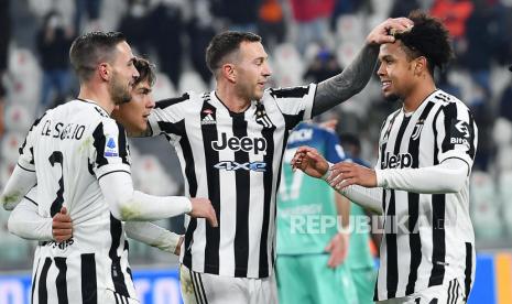 Pemain Juventus Weston McKennie (kanan) bergembira setelah mencetak gol 2-0 pada pertandingan sepak bola Serie A Italia Juventus FC vs Udinese Calcio di Stadion Allianz di Turin, Italia, 15 Januari 2022.