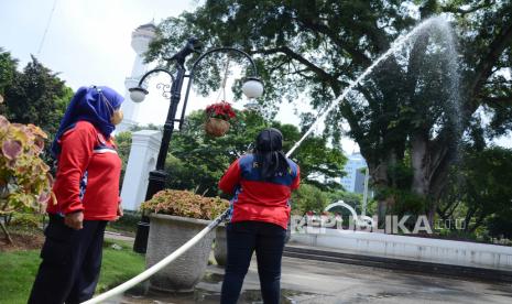 Relawan Damkar (Redkar) melakukan simulasi pemadaman api dengan Alat Pemadam Api (APK) Sprinkler saat Launching Gerakan Keluarga Sehat Tanggap dan Tangguh (Gagah) Bencana bertajuk Siaga Kebakaran Lingkungan Kota Bandung di Pendopo Kota Bandung, Kamis (29/9). Dengan adanya program tersebut diharapkan warga khususnya ibu-ibu rumah tangga memiliki pengetahuan dalam hal pencegahan dan penanganan kebakaran, sehingga dapat mengurangi terjadinya kebakaran di Kota Bandung, serta meningkatkan rasa tenang dan aman bagi warga.