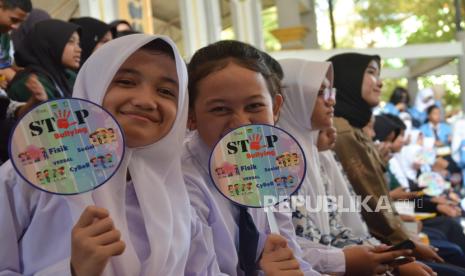 Ratusan pelajar hadir saat deklarasi Bandung Zero Bullying dan peluncuran program Jam untuk Keluarga (Jamuga) yang digelar Pemkot Bandung di Padepokan Mayang Sunda, Kota Bandung, Selasa (30/7/2024).