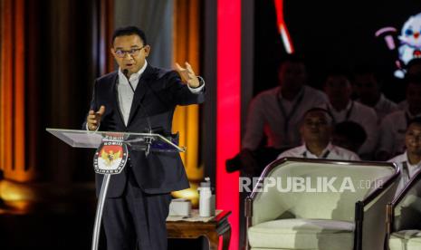 Capres nomor urut 1 Anies Baswedan memaparkan visi misi saat debat capres di Istora Senayan, Jakarta, Ahad (7/1/2024). Debat ketiga Pilpres 2024 yang diikuti oleh ketiga kandidat calon presiden tersebut bertema pertahanan, keamanan, geopolitik, hubungan internasional dan politik luar negeri.