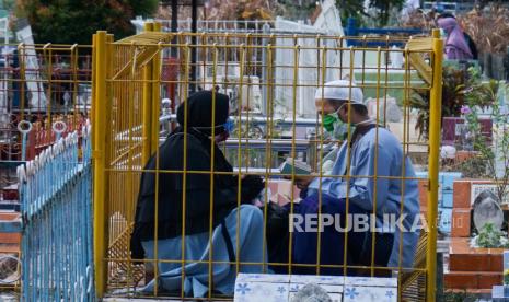 Warga berdoa di makam keluarganya di Tempat Pemakaman Umum (TPU) Muslim. (Ilustrasi)