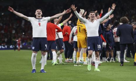 Pemain Inggris Harry Kane (kiri) dan Mason Mount merayakan kemenangan 2-1 timnya pada semifinal kejuaraan sepak bola Euro 2020 antara Inggris dan Denmark di Stadion Wembley di London, Inggris, Rabu, 7 Juli 2021. 