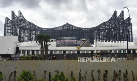 Sejumlah pekerja menyelesaikan pembangunan instalasi pedestrian dengan latar belakang Istana Negara dan Istana Garuda di IKN, Penajam Paser Utara, Kalimantan Timur, Jumat (9/8/2024).