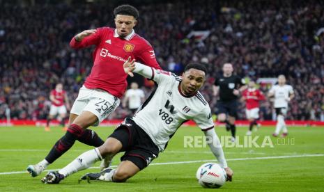 Pemain Manchester United Jadon Sancho (kiri).