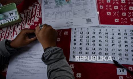 Petugas mengecek dokumen persyaratan untuk mendapatkan Bantuan Sosial Tunai (BST)