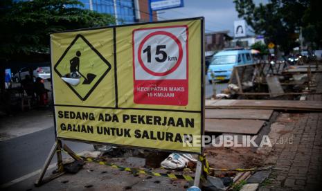 Pengendara melintas disamping proyek galian saluran di Pejaten, Pasar Minggu, Jakarta Selatan, Selasa (18/10/2022). Galian yang menghabiskan setengah badan jalan tersebut membuat arus lalu lintas tersendat, sehingga menyebabkan kemacetam akibat sejumlah kendaraan harus bergantian melintas di kawasan tersebut. 