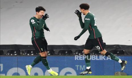 Dele Alli (kanan) Tottenham, dibantu Son Heung-Min (kiri) Tottenham, bereaksi setelah mencetak gol dalam pertandingan sepak bola Liga Utama Inggris antara Fulham FC dan Tottenham Hotspur di London, Inggris, 4 Maret 2021.