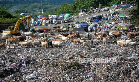 Aktivitas pembuangan sampa di lokasi baru TPST Piyungan, Bantul, Yogyakarta.