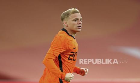 Donny van de Beek dari Belanda.