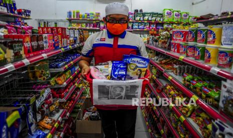 Karyawan membawa produk Prancis yang diboikot di salah satu minimarket di Jakarta, Selasa (3/11). Aksi boikot berbagai macam produk Prancis tersebut sebagai bentuk protes dan kecaman terhadap pernyataan Presiden Prancis Emmanuel Macron yang dianggap menghina umat Islam dan Nabi Muhammad SAW.Republika/Putra M. Akbar