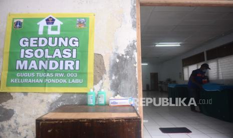 Gugus Tugas RW 003 Kelurahan Pondok Labu merapikan tempat tidur yang akan digunakan untuk isolasi mandiri di Gedung Sasana Krida Karang Taruna, di Jalan Bango III , Pondok Labu, Jakarta, Senin (18/1). Gugus COVID-19 RW 003, Kelurahan Pondok Labu menyipakan Gedung Sasana Krida Karang Taruna sebagai tempat isolasi mandiri untuk warga yang terkonfirmasi positif COVID-19 dengan fasilitas lima tempat tidur. Gedung isolasi ini akan digunakan untuk antisipasi apabila Wisma Atlet dan rumah sakit rujukan penuh.Prayogi/Republika.