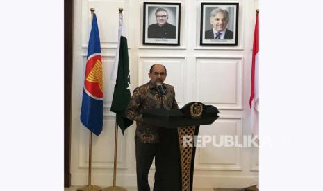 Duta Besar Pakistan untuk Indonesia Muhammad Hassan saat memberikan pidato dalam acara Youm-e-Istehsal (Hari Eksploitasi Kashmir) yang digelar di Kedutaan Besar Pakistan di Jakarta, Jumat (4/8/2023). Dalam acara itu diadakan pameran foto dan pemutaran film dokumenter memperlihatkan penderitaan penduduk Kashmir. (Kamran Dikarma