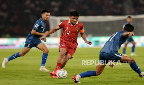 Pemain timnas Indonesia Asnawi Mangkualam (tengah)