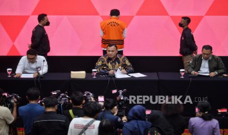 Ketua KPK Firli Bahuri (tengah) didampingi Pelaksana Tugas (Plt) Deputi Penindakan dan Eksekusi Komisi Pemberantasan Korupsi (KPK), Asep Guntur Rahayu (kiri) dan Kabag Pemberitaan KPK Ali Fikri (kanan) menyampaikan keterangan pers penahanan tersangka sekretaris Mahkamah Agung (MA) Hasbi Hasan di Gedung Merah Putih KPK, Jakarta, Rabu (12/7/2023). KPK resmi melakukan penahanan terhadap tersangka Hasbi Hasan terkait kasus dugaan suap pengurusan perkara di lingkungan MA.