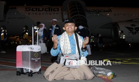 378 Jamaah Haji Kloter Pertama Asal Jatim Tiba dengan Penuh Sukacita di Bandara Juanda