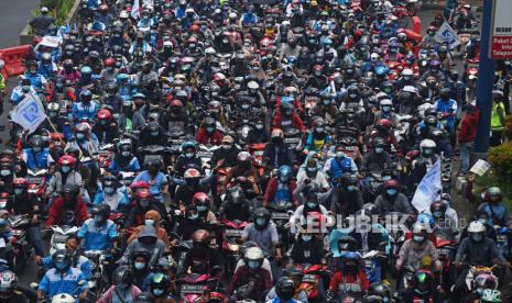 Ribuan demonstran yang tergabung dalam Konfederasi Serikat Pekerja Nasional (KSPN) berunjuk rasa menolak pengesahan Undang-undang Cipta Kerja di Alun-alun Serang, Banten, Rabu (14/10/2020). Aksi yang dipadati para buruh dari berbagai perusahaan di Banten itu berlangsung damai. 