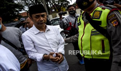 Ranggasasana berjalan keluar ruangan usai menjalani sidang vonis di Pengadilan Negeri Bandung, Jalan LLRE Martadinata, Kota Bandung, Selasa (27/10). Majelis hakim Pengadilan Negeri Bandung memvonis hukuman dua tahun penjara kepada tiga terdakwa petinggi Sunda Empire atas kasus menyiarkan pemberitahuan bohong dengan sengaja menerbitkan di kalangan masyarakat. Foto: Abdan Syakura/Republika