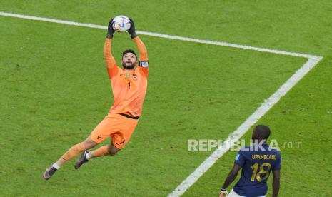 Kiper Prancis Hugo Lloris, kiri, melakukan penyelamatan saat pertandingan sepak bola perempat final Piala Dunia antara Inggris dan Prancis, di Stadion Al Bayt di Al Khor, Qatar, Sabtu, 10 Desember 2022.