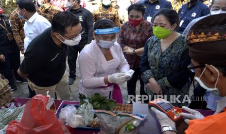 Ketua DPR Puan Maharani (kedua kanan), Menteri Sosial Juliari P Batubara (kiri) dan Menteri Pemberdayaan Perempuan dan Perlindungan Anak I Gusti Ayu Bintang Darmawati (tengah) meninjau penyaluran Bantuan Pangan Non Tunai (BPNT)/Program Sembako di kawasan Desa Dauh Yeh Cani, Badung, Jumat (16/10/2020). Kementerian Sosial menyalurkan BPNT/Program Sembako kepada 174.480 Keluarga Penerima Manfaat yang tersebar di sembilan kabupaten/kota di Provinsi Bali senilai Rp200 ribu per KPM per bulan. 