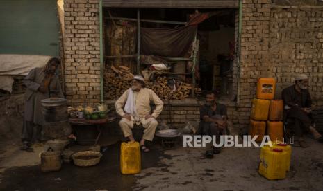 Ulama Internasional Desak Taliban Berkuasa dengan Adil. Seorang penjual teh Afghanistan menunggu pelanggan di Kabul, Afghanistan, Selasa, 14 September 2021. Dikhawatirkan Afghanistan dapat lebih jauh terjerumus ke dalam kelaparan dan keruntuhan ekonomi setelah kekacauan bulan lalu, yang menyebabkan Taliban menggulingkan pemerintah dalam sekejap. menyapu saat pasukan AS dan NATO keluar dari perang 20 tahun.