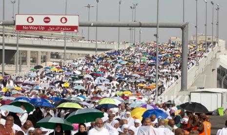 Jamaah haji tiba untuk melemparkan kerikil sebagai bagian dari simbol al-Aqabah (rajam setan) di Jembatan Jamarat selama ziarah haji di dekat Mekah, Arab Saudi, 11 Agustus 2019. 