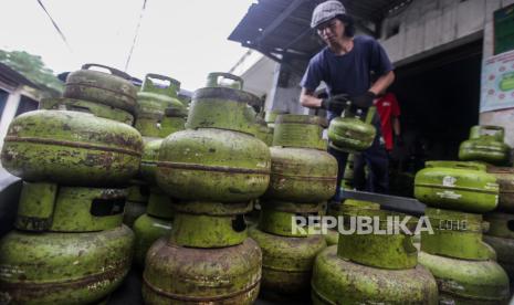 Pekerja mengangkut tabung gas LPG 3 kg. (ilustrasi)