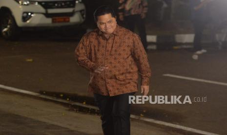 Menteri BUMN Erick Thohir tiba di kediaman Presiden Terpilih Prabowo Subianto, Kertanegara, Jakarta Selatan, Senin (14/10/2024). Presiden Terpilih Prabowo Subianto memanggil sejumlah tokoh yang diyakini bakal menjadi calon menteri/kepala lembaga negara untuk pemerintahan baru ke depan.