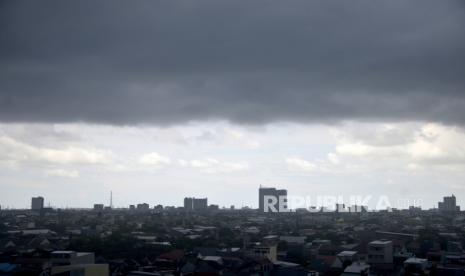 Awan gelap menyelimuti langit Kota Makassar, Sulawesi Selatan. Hujan perdana turun di Makassar pada Senin (23/10/2023) setelah musim kemarau panjang.