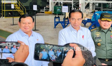 Presiden Joko Widodo dan Menteri Pertahanan Prabowo Subianto. Pengamat menilai poros koalisi Prabowo Subianto memiliki potensi yang luar biasa.