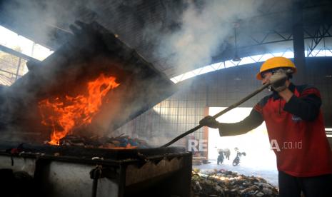 Pekerja mengatur sampah saat proses pembakaran dengan alat pirolis di Tempat Pemrosesan Akhir (TPA) Berbasis Lingkungan dan Edukasi (BLE) Banyumas, Jawa Tengah, Rabu (11/10/2023). 