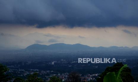 Awan hitam menggelayut di atas Bandung Raya, Jumat (8/4/2022). Badan Nasional Penanggulangan Bencana (BNPB) mencatat tujuh orang meninggal dunia, akibat terjangan bencana hidrometeorologi basah di Indonesia selama pekan 17-23 Oktober 2022.